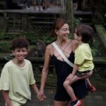 Rachel Legrain-Trapani Instagram - 📍Ubud 🐒 La fièvre d’Andrea a changé nos plans, nous devions voir une cascade, faire une balade dans les rizières et fabriquer un bijou en argent mais nous avons pu faire tout de même Monkey Forest :) 1. Quand j’essaie de faire une photo 😅 2. Quand je réussis à faire une photo 3. Happy holiday Happy kid 😊 4. Monkey Forest , les enfants ont adoré ! 5. Vous auriez osé vous assoir à côté comme ça? 6. L’amour