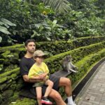 Rachel Legrain-Trapani Instagram - 📍Ubud 🐒 La fièvre d’Andrea a changé nos plans, nous devions voir une cascade, faire une balade dans les rizières et fabriquer un bijou en argent mais nous avons pu faire tout de même Monkey Forest :) 1. Quand j’essaie de faire une photo 😅 2. Quand je réussis à faire une photo 3. Happy holiday Happy kid 😊 4. Monkey Forest , les enfants ont adoré ! 5. Vous auriez osé vous assoir à côté comme ça? 6. L’amour