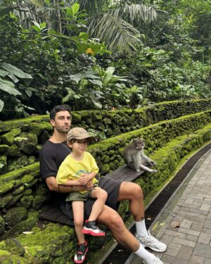 Rachel Legrain-Trapani Instagram - 📍Ubud 🐒
La fièvre d’Andrea a changé nos plans, nous devions voir une cascade, faire une balade dans les rizières  et fabriquer un bijou en argent mais nous avons pu faire tout de même Monkey Forest :)
1. Quand j’essaie de faire une photo 😅
2. Quand je réussis à faire une photo 
3. Happy holiday Happy kid 😊
4. Monkey Forest , les enfants ont adoré !
5. Vous auriez osé vous assoir à côté comme ça?
6. L’amour
