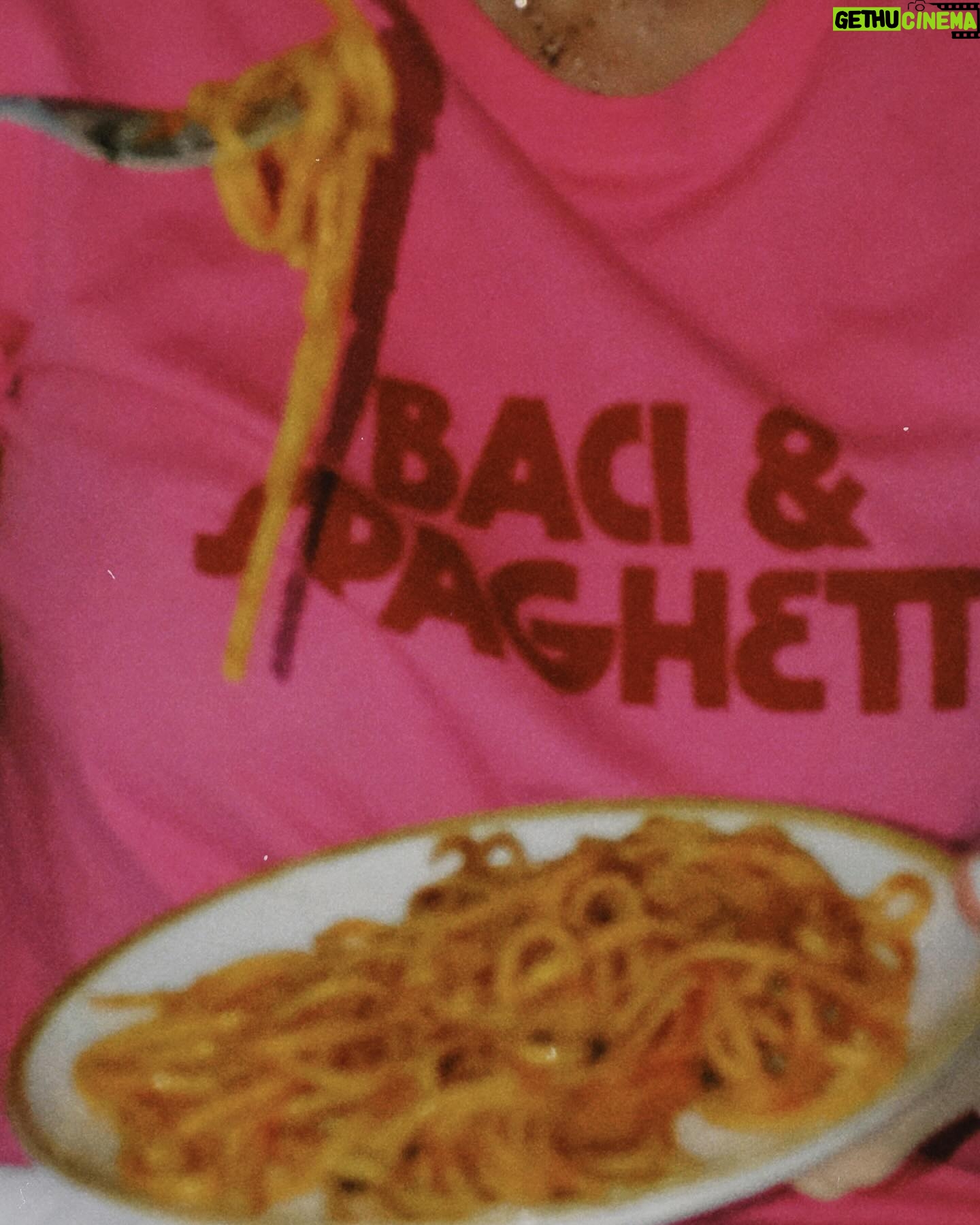 Rachel Legrain-Trapani Instagram - Fière de mes origines italiennes , baci & spaghetti ça pourrait être carrément ma philosophie 🇮🇹🍝 Et vous vous avez des origines? (pour les puristes on voit bien que ce sont des linguine ahaha mais il n’y avait que ça au room service) #pastalovers