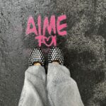 Rachel Legrain-Trapani Instagram – Mes trois tips pour faire redescendre la charge mentale du quotidien :
1/ laisser la gestion du ménage et du linge à Val
2/ prendre ma voiture et mettre la musique à fond
3/ une bonne séance de @lpgendermologie suivi d’une séance de sport pour prendre soin et de moi ♡ 
& vous alors c’est quoi vous tips ?