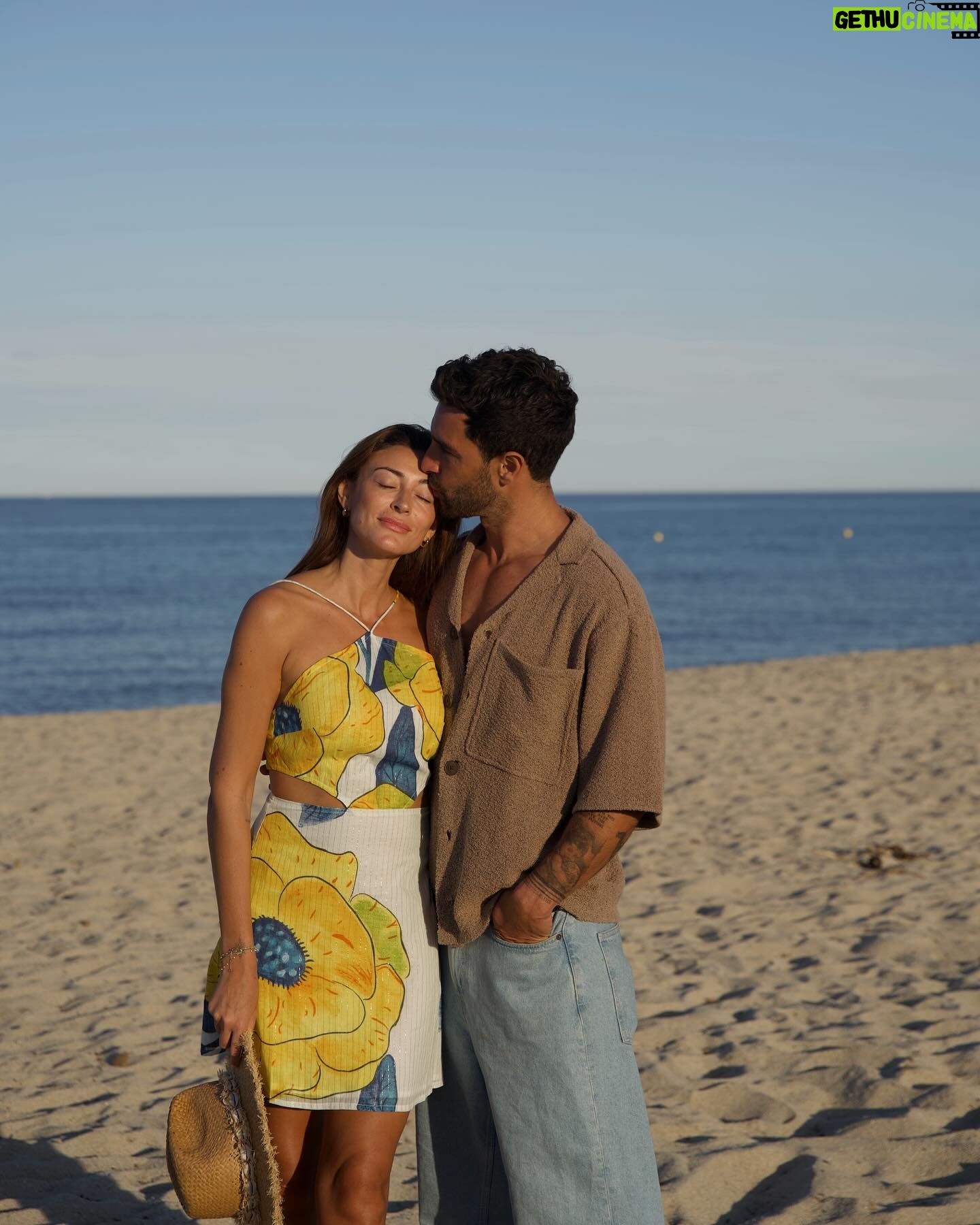 Rachel Legrain-Trapani Instagram - Méditerranéenne 🌊🌞 Plus les années passent et plus j’ai besoin de retrouver mes racines pour me sentir heureuse … et bien évidemment rester dans les bras de mon amoureux ( dernières photos ❤️🔥😂) Je rêve de mer, d’oliviers et de soleil … 🙏🏼