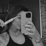 Rachel Legrain-Trapani Instagram – Joie, tristesse, colère, étonnement, surprise voici une petite liste du peu d’expression que nous pouvons faire au quotidien, pour prévenir et traiter les rides et ridules au mieux j’ai découvert mon nouvel allié du quotidien le sérum combler   TRAITER de @rocskincare.fr 🤍

Ce sérum a été développé avec des dermatologues et formulé avec une combinaison de trois types d’acides hyaluroniques ET le rétinol avancé de RoC qui réduit instantanément les rides et les ridules et raffermit la peau.