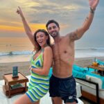 Rachel Legrain-Trapani Instagram - Sunset time at @finnsbeachclub ❤️ En vacances vous êtes plutôt team Chill ou fêtard ? On s'est fait une dernière petite soirée avec les copains et sans les enfants avant le départ qui va être difficile 😅 #couple #sunset #finnsbeachclub #bali