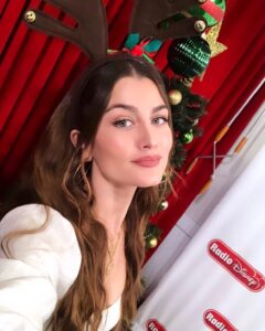 Rachel Matthews Instagram - Merry Xmas!! 🎁