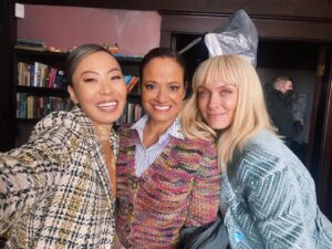 Rachel Skarsten Instagram - There’s an all new episode of @cwbatwoman tonight and it’s a special one. Not only was it directed by @camrusj 🙌🏻 I also had the pleasure of working with the amazing @itisijudyreyes1 - truly the real deal in every way - and my of course my sweet partner in crime @nicolekang 💚