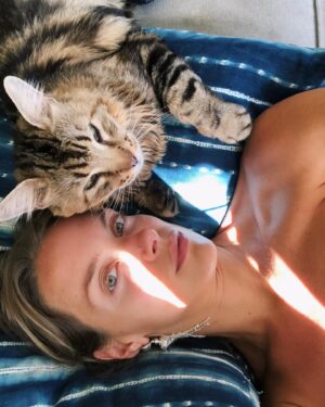 Rachel Skarsten Instagram - With a very heavy and quite frankly broken heart I said goodbye to my sweet Magnus yesterday. Anyone who follows me here is probably an animal lover so you know that pets can become more than just pets, they become family. Magnus was with me through many ups and downs, moved 6 times with me, made me smile/laugh every day even when I was sad, and from the minute I brought him home from the shelter he made himself right at home in my heart and life. Saying goodbye is inevitable when you have a senior animal, and it’s painful but so worth it. Thank you for adopting me Mags, there will only ever be one cat like you and I’m so grateful you spent your golden years with me.