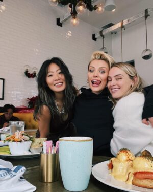 Rachel Skarsten Instagram - It’s been a busy few months: filming, moving cities, renovating a house, visits from French family and Canadian friends, reconnecting in LA, babies being born & making a podcast. Life’s sweet moments have kept me quiet on Instagram as of late, but I wanted to share a few of my favorite snaps with you! 💗