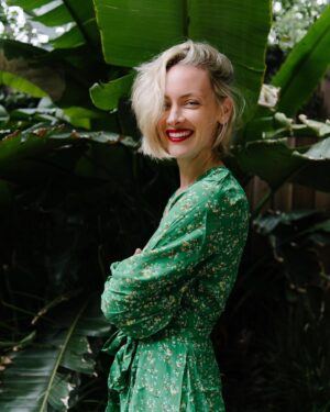 Rachel Skarsten Instagram - 💚