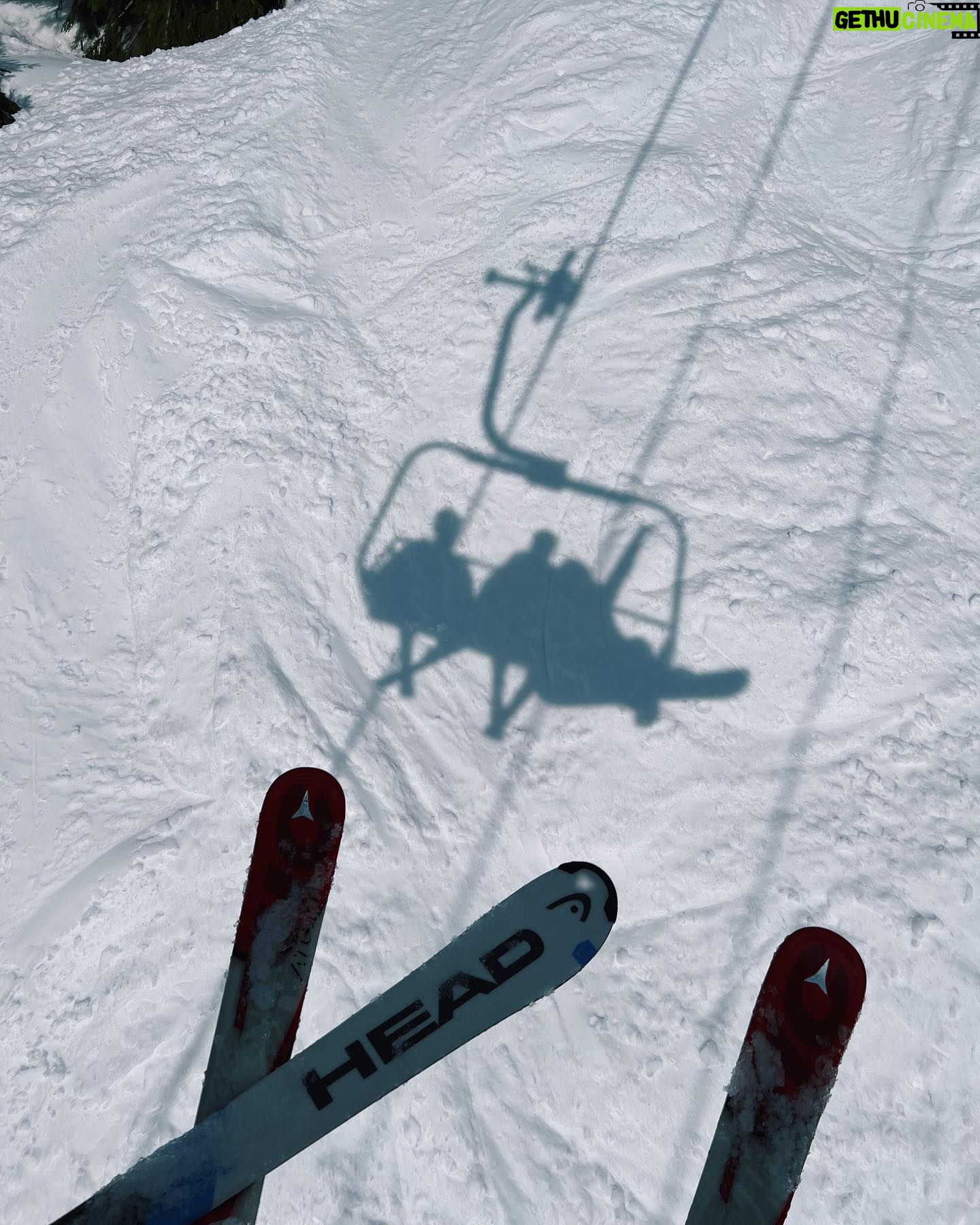 Rachel Skarsten Instagram - First time skiing in almost a decade and my legs were on fire BUT I really shredded those green hills if I do say so myself ✅⛷