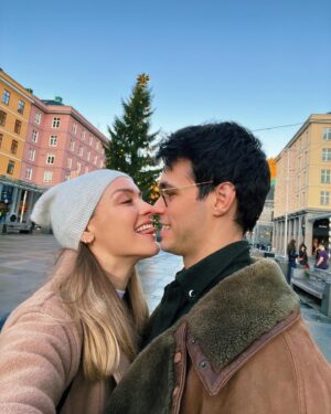 Rachel Skarsten Instagram - Wishing you all a MERRY CHRISTMAS/GOD JUL from my family to yours ❤️