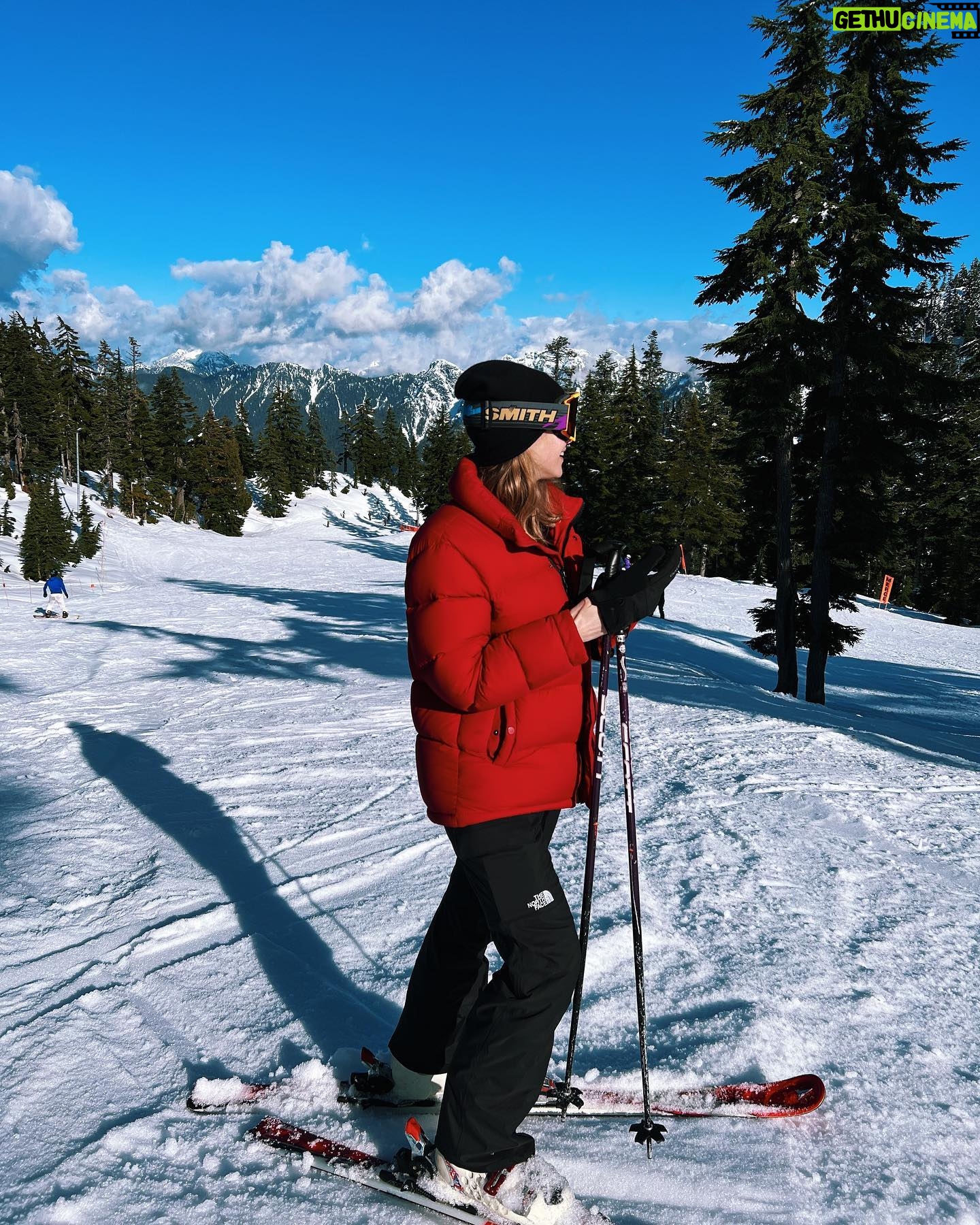 Rachel Skarsten Instagram - First time skiing in almost a decade and my legs were on fire BUT I really shredded those green hills if I do say so myself ✅⛷