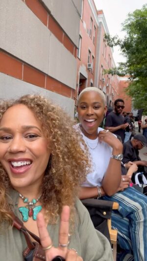 Rachel True Instagram - Dispatch of my very 1st day on the set of Harlem @harlemonprime w/ the one & only @thejerriejohnson -who along w/ the whole cast made me feel so very part of the thang 🤩🥳 🙏🏾💯😘
Streaming now on @amazonprime 
Where coincidentally you can also purchase my book & tarot deck set True Heart Tarot 💯

#racheltrue #harlemonprime #harlem @amazon