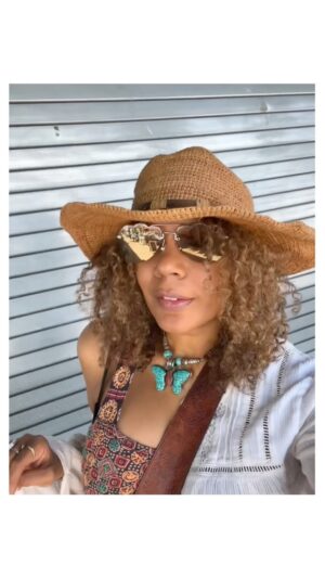 Rachel True Instagram - 💜⚡️Happy almost summer!!!⚡️ 💜
I call this vid that I would usually post in my IG stories - ‘sometimes I forget I have a main IG page 😬
& this is what I looks like… when I am in full & total control of the lighting 😂 📷 
 & camera angles’ ¯\_(ツ)_/¯
🥳💀😂 💫💜 #racheltrue 🌸