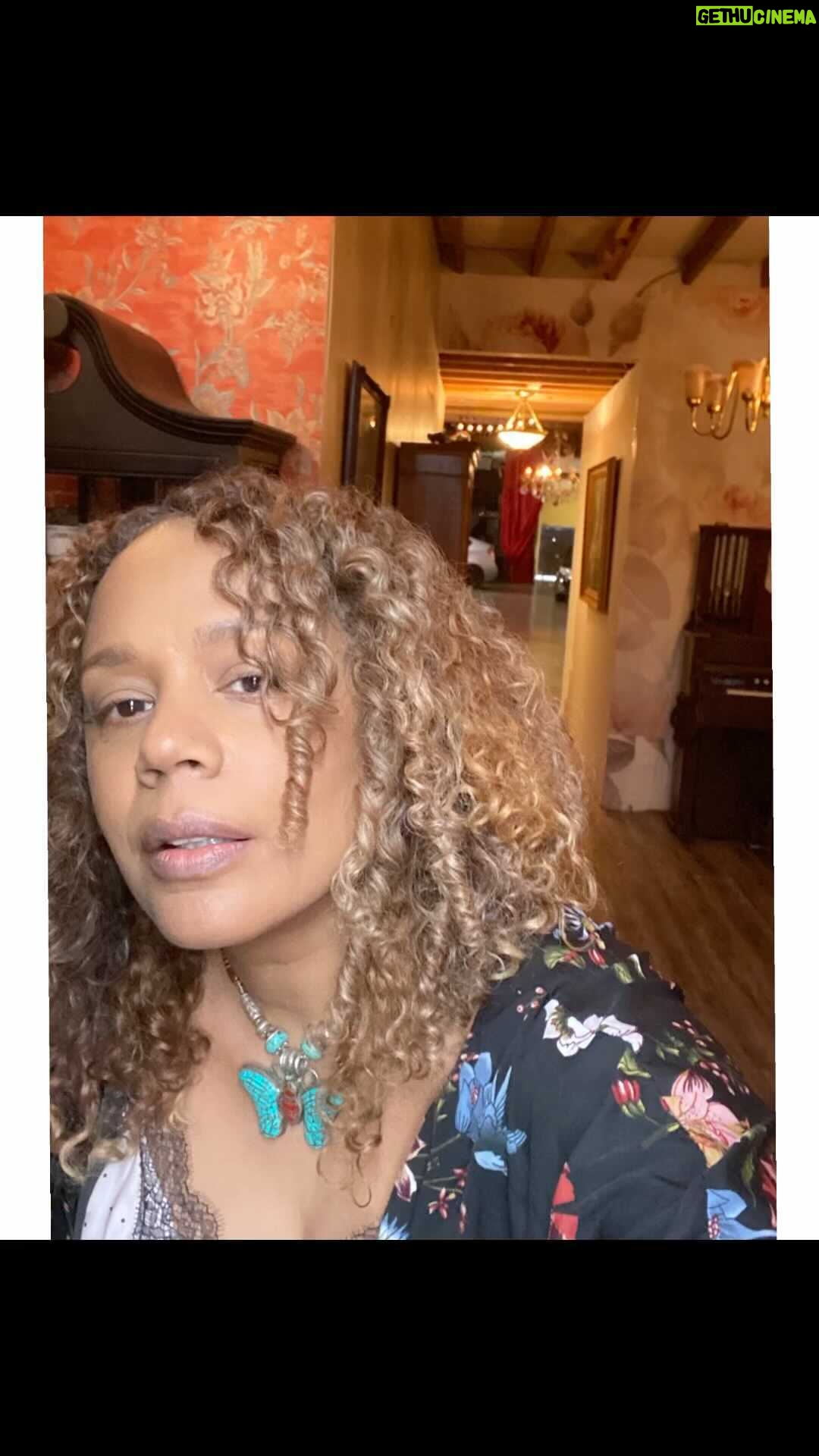 Rachel True - 2.4K Likes - These autumn days 🍁 are rocktober strong🥳 how youz doing?
👻
Fun filming w/ @elizabethpegues at the helm in a throwback to just yesterday 🥳
#racheltrue