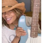 Rachel True Instagram – ⛄️Happy Holidays🌟
🎸Just desserts for those who practice 🎸
💜 
this beautiful Fender bass is so much better than me right now 😂💀
💥shoutout to💥 @solar_return bakery for the beyond delish & exquisitely decorated  vegan cheesecakes 😋😍
💜 
I’m learning basics like my scales & frets & forcing my pinky back into the swing of things, 🎸when I was younger & played I did not pay attention to proper technique💀💥
💜
I did tune down to flats for the Longview of it all & am determined to get better & yes I need a metronome 🥳 & TG for @nikwestbass class!! 😂🥳 &  big TY to @iamcreesummer 🏴‍☠️for gifting the #vegan snacks 
💜
don’t forget link in bio for my book set 🥳🥳🥳 
#racheltrue #artistsoninstagram