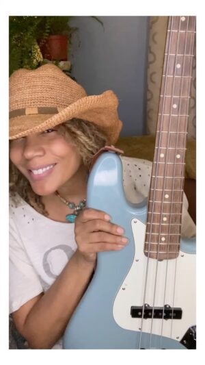 Rachel True Instagram - ⛄️Happy Holidays🌟
🎸Just desserts for those who practice 🎸
💜 
this beautiful Fender bass is so much better than me right now 😂💀
💥shoutout to💥 @solar_return bakery for the beyond delish & exquisitely decorated  vegan cheesecakes 😋😍
💜 
I’m learning basics like my scales & frets & forcing my pinky back into the swing of things, 🎸when I was younger & played I did not pay attention to proper technique💀💥
💜
I did tune down to flats for the Longview of it all & am determined to get better & yes I need a metronome 🥳 & TG for @nikwestbass class!! 😂🥳 &  big TY to @iamcreesummer 🏴‍☠️for gifting the #vegan snacks 
💜
don’t forget link in bio for my book set 🥳🥳🥳 
#racheltrue #artistsoninstagram