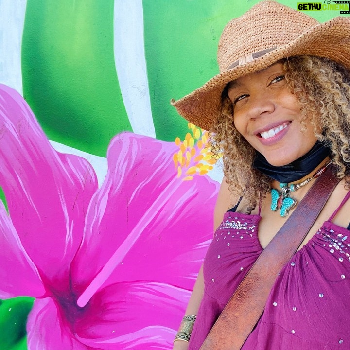 Rachel True Instagram - A Sunday stamen & 5 heartbeats kinda vibe π₯³ Still flowering & thatβs something π΅βπ«πΈπ #racheltrue