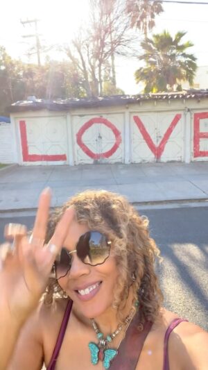 Rachel True Instagram - 🦋More ready 
🦋More prepared 
🦋More open 
🦋When we look back with love ❤️ 🦋❤️ 
🦋& move forward with grace 🤪👑🦋
Hope you’re good!!
#racheltrue #love #artist #author #actor