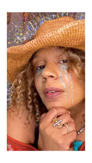 Rachel True Instagram - 🦋We are stardust, we are golden... 🦋 & I’m getting back to the garden & then to @booksoup to sign your new book orders!! 📖 💗
🙏🏽Greatly appreciate y’all checking out my new set. 💜 🦋 💜 🦋
It’s from @hmhbooks ~True Heart Intuitive Tarot~ book & deck, avail errywhere books are sold, link in bio💯
🦋& thank you for the ongoing Mona love 💗 
PS She chose whoever you wanted her toooooo💋😂💋
#racheltrue #truehearttarot #artistlife