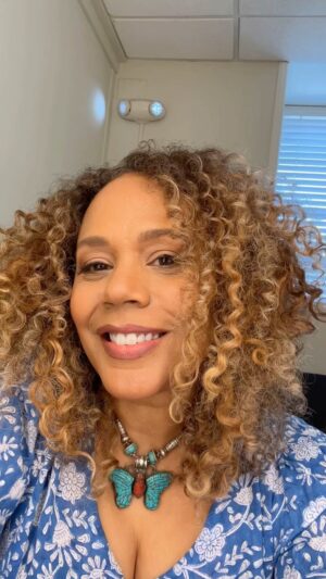 Rachel True Instagram - 🥳Super fun being on a sitcom set this week!
kinda alright being silly & making people laugh for a trabajo 🥳 
How youse doing? 🤩
Now I’m gonna catch up on the finales of some of my favorite shows to binge #Servant & #severance on @appletvplus -they are killing it w/ the ‘S’ shows 😂😍
#racheltrue