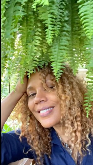 Rachel True Instagram - Nobody told me you need to be scuba & snuba certified to swim through the southern humidity, but it sure nuff is pretty filming here in #Georgia 🥳🤩
💜
#racheltrue #southernliving