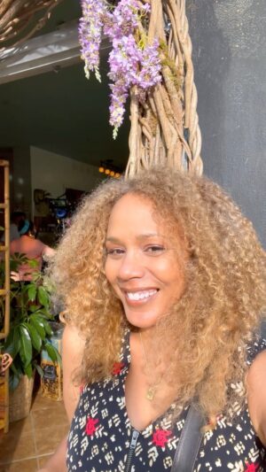 Rachel True Instagram - I 💜 filming in my hometown city 💜🤩💜
When I can say what I’m working on
 imma give huge props 🥳 to the entire fun
& fabulous cast & crew 🤩
& shoutout to the wardrobe dept🦋
💜because I have rarely to never ever seen me in a jumpsuit before💜😂🕺
Also I accept that my hair is many little fluffy clouds here 🤔☁️🫠
🗽🦋🗽
Cc sky cowboy aka @skylarloraquette 
#racheltrue #nyc 🗽