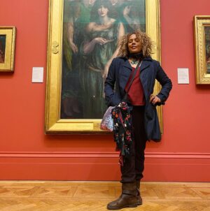 Rachel True Instagram - 💜Manchester, England you are certainly fabulous💜 lovely to roam your cobblestone & 👁 a few fav paintings in persona 
🧳 when some people say traveling isn’t ‘worth it’ because you don’t leave w/ a tangible tactile ‘thing’, I should think they are wrong 🦋 💜
#Manchester #racheltrue 
( 📷 @girl_boss_xoxoxo )