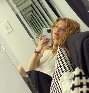 Rachelle Lefevre Instagram - Back in the saddle again 😉 #setlife #trailerlife