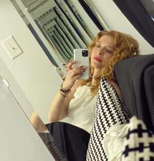 Rachelle Lefevre Instagram - Back in the saddle again 😉 #setlife #trailerlife
