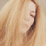 Rachelle Lefevre Instagram - My split ends are a cry for help. Anyone else hate the salon chair? I know it’s a luxury so I feel guilty admitting this but I can’t sit perfectly still for that long while they cut! Am I alone?