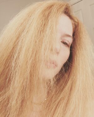 Rachelle Lefevre Instagram - My split ends are a cry for help. Anyone else hate the salon chair? I know it’s a luxury so I feel guilty admitting this but I can’t sit perfectly still for that long while they cut! Am I alone?
