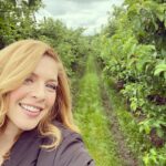Rachelle Lefevre Instagram - Heard a rumor this one was on tv again tonight! Hope you caught it and if not, keep your eyes peeled for the next time. Having three sisters, I love a good sister story. 🥰😭😍 What’s your favorite thing about having a sister? #secretsofbellavista #niallmatter #helenamarie @hhdtvis @hallmarkmystery @hallmarkchannel