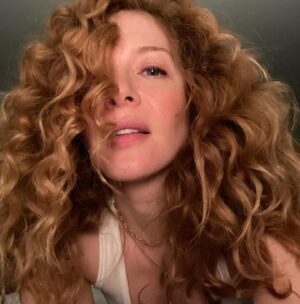 Rachelle Lefevre Instagram - Are these shameless? Yes. Do I care? No. After spending so much time in my comfy “mom” clothes, my new haircut made me feel sexy, and that’s okay, I want that for all of us 😘 Thanks again @krista_hairstylist, so glad I found you!