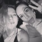 Rachelle Lefevre Instagram - Here’s to sweaty friends in sweaty bars giving me life ❤️‍🔥❤️‍🔥❤️‍🔥 Pro-tip: Drank a kombucha & water all night- no liver was harmed in the making of this glorious evening 😉