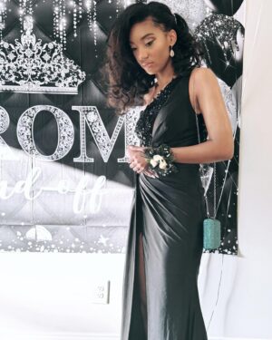 Racquel Palmer Instagram - Elijah & Nia, prom 2024! This one will be remembered 🖤🤍

Styled; @darius.morelife 
Hair; @redastylez