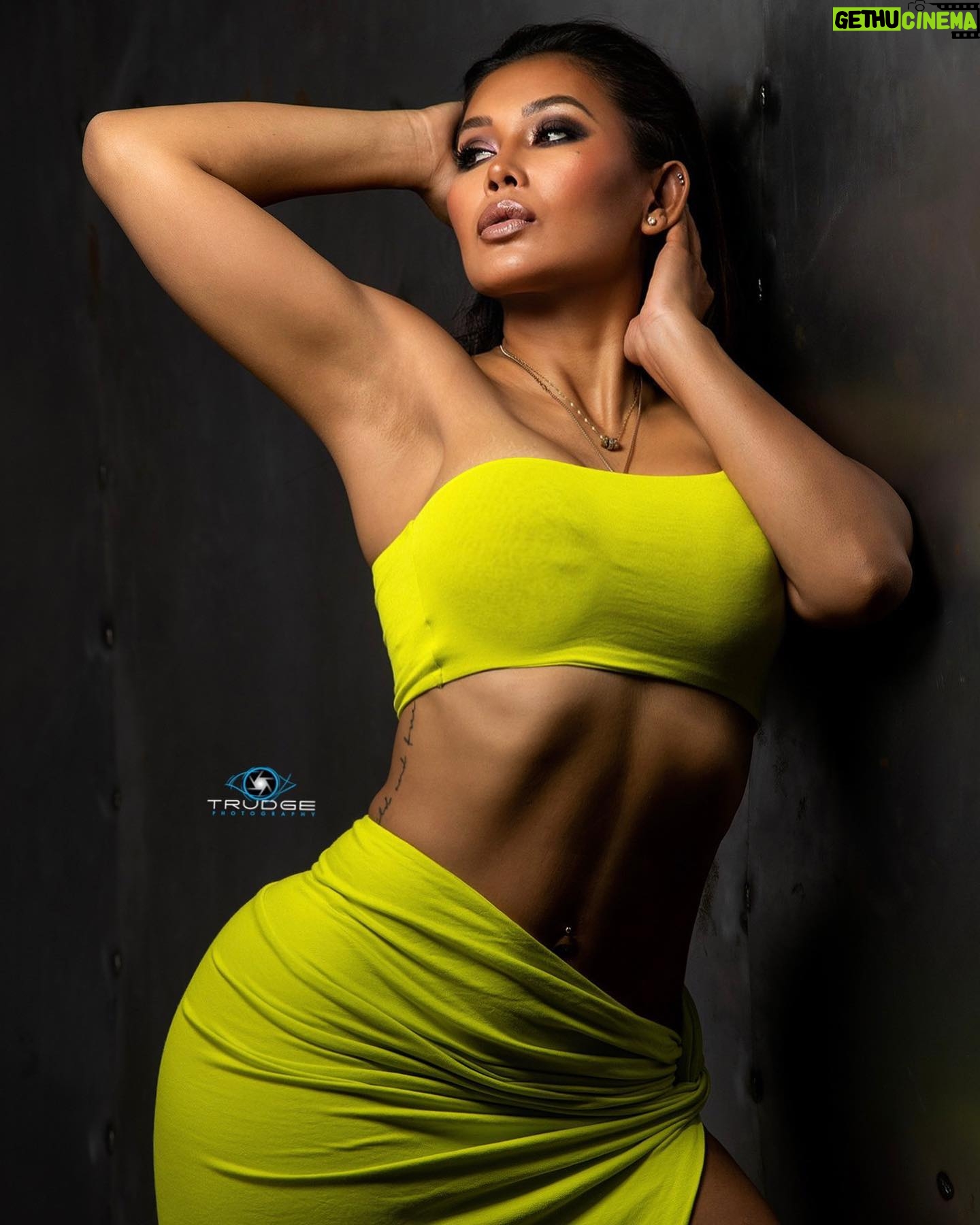 Rada Cheang Instagram - Motivation Monday …. to start eating healthy again. Cheers to a new week IG friends 🥂