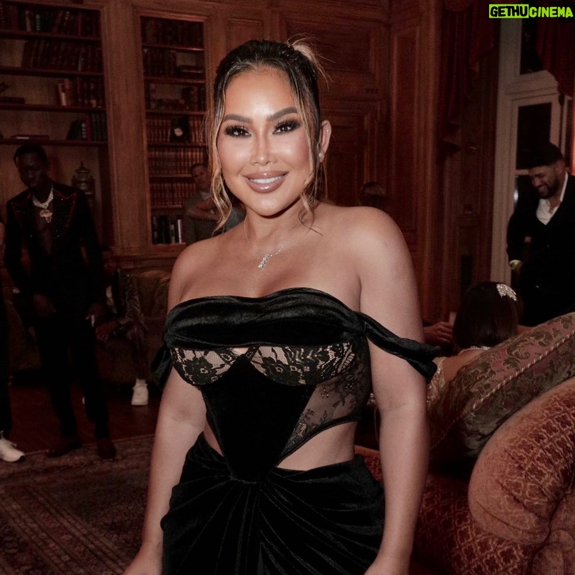 Rada Cheang Instagram - "A generous heart, kind speech, and a life of service and compassion are the things which renew humanity." ~Buddha 🖤 🧘♀️Goodnight 🧘♀️