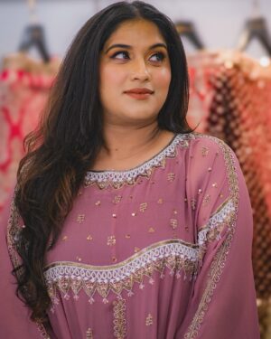Radhika Radhakrishnan Instagram - Mauve is my new obsession 🎀
For @brandladyofficial 
Captured by @nexus__production_ 
MUA @manjusundarmakeupartist