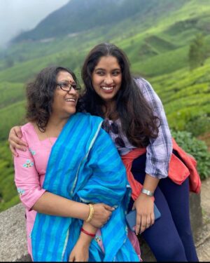 Radhika Radhakrishnan Instagram - 24 ആം വയസ്സിൽ , ഒരു 10 വയസ്സുള്ള കുഞ്ഞായി അമ്മേടെ സാരി തുമ്പിൽ തൂങ്ങി കുറുമ്പ് കാണിക്കാൻ നിന്നുതന്നതിനും , അമ്മെ … എന്ന് ഓരോ തവണ നീട്ടി വിളിക്കുമ്പോഴും , ആ വിളി കേക്കുന്നതിനു കൂടെ എന്റെ എല്ലാ പ്രേശ്നങ്ങൾക്കും ഉള്ള പരിഹാരമായും , എന്റെ എല്ലാ കുസൃതികൾക്കും കൂട്ട് നിൽക്കുന്ന എന്റെ best friend , 5 വർഷം കൊണ്ട് എത്രയൊക്കെ സ്നേഹം തരാൻ പറ്റുമോ അത്രെയും സ്നേഹിച്ചതിനും , തല തിരിഞ്ഞു നടന്നപ്പോഴൊക്കെ നേരെ നടത്തിയതിനും , ഇഷ്ടപെട്ട ഭക്ഷണം എല്ലാം ഉണ്ടാക്കി തന്നതിനും , അമ്മായമ്മക് അമ്മയേക്കാൾ സ്നേഹം തരാൻ പറ്റും എന്ന് കാണിച്ചു തന്നതിനും ഒരായിരം ഉമ്മ . അവസാന നാളുകളിൽ , മരുമകൾ അല്ല എന്റെ മകൾ തന്നെ ആണ് എന്ന് പറഞ്ഞത് മാത്രം മതി എനിക്ക് . സ്നേഹിക്കൻ മാത്രം അറിയുന്ന , മനസ്സിൽ നന്മ മാത്രം ഉള്ള  എന്റെ സുന്ദരി 'അമ്മ ഇനി ഇല്ല എന്നത് എനിക്ക് ഈ നിമിഷം വരെയും ഉൾകൊള്ളാൻ കഴിഞ്ഞിട്ടില്ല .. അമ്മ ആഗ്രഹിച്ച പോലെ 'അമ്മ പോയി , നഷ്ടം ഞങ്ങൾക്ക് മാത്രം