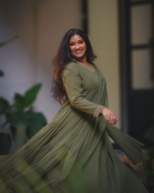 Radhika Radhakrishnan Instagram - 🌱
For @brandladyofficial 
photo @nexus__production_ 
Mua @mayfairmakeoverstudio