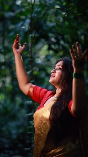 Radhika Radhakrishnan Instagram - Choreo  synched well with the most terrific bgm ever…
.
.
.
Video @abinprasad_cherthala 
Saree @aaroha_clothing 
#dancersofinstagram #classicaldancer #manichithrathazhu