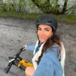 Rafaëlle Roy Instagram – J’adore mon vélo électrique jaune plus que j’aime être au sec, fait que je l’ai sorti pour une p’tite ride sous la pluie le temps de découvrir vos recommandations d’endroits à visiter sur la Rive-Sud! 🌧️
Après maintes recherches, j’ai conçu un trajet ✨cool✨ à St-Jean-sur-Richelieu. Je vous emmène avec moi 😎
@gypsieboheme : produits originaux faits au Québec ateliers créatifs
@lepetitcocon : énorme boutique pour enfants avec produits de qualité
@lestrouvaillesdes2fripees : friperie avec des beaux items à bas prix
@autourdelatable : café de micro-torrefaction, pâtisseries maison, art de la table (fait main) & épicerie fine
Bord de l’eau/Canal-de-Chambly : magnifiques paysages & chemins le fun pour les vélos!
Utiliser un vélo pour découvrir les trésors d’une ville c’est tellement plus pratique, je trouve. Pis plus le fun. Pis c’est économique et écologique. So get yours, baby 🕺🏻💛🚴
En plus, il y a une promotion MAJEURE limitée sur le modèle Voya (comme le mien!!!) et sur d’autres aussi. Check it out @momentumbiking 🤑
Psssttt… qui saura trouver la référence musicale qui se cache dans mon voice over? J’attends 👀😏
#GoYourWay #MyMomentumRide #VoyaE