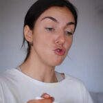 Rafaëlle Roy Instagram – On ne parle pas la bouche pleine 😡