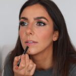 Rafaëlle Roy Instagram – Dans un monde où on skip les vidéos de 45 secondes parce qu’elles sont trop longues, en voici une de près de 13 minutes pour vous replonger dans l’ère nostalgique des tutoriels Youtube ⏳💄💅🏻

GRWM pour la demi-finale de Zénith alors que je vous fais un break down de ma première perfo de Beyonce en toute transparence, anecdotes et extraits à l’appui, question de vous inviter dans mon monde d’artiste perfectionniste anxieuse. Je vous confie comment je me suis sentie avant, pendant et après ce numéro-là et termine en vous partageant des p’tits bouts d’Un peu plus haut un peu plus loin pour conclure. Avance la vidéo à 11:50 si c’est ce qui t’intéresse ⏩

En prime, tu vois comment j’ai réalisé mon maquillage! 🩶⚡️

La leçon que je tire de tout ça, c’est qu’on est tellement durs avec nous-même. On ne fait pas preuve de la même souplesse qu’envers les autres. Parce qu’à mes yeux, les accrochages ne changent en rien la valeur du talent d’autrui et la beauté de l’art. Pourtant, j’ai ben de la misère à m’accorder cette bienveillance. C’est le travail d’une vie.

Bref, avec tout mon amour, voici un petit bout de mon univers 🪐💫

Disclaimer: si t’écoutes cette vidéo en faisant ton p’tit kika, les chances sont élevées que tu sentes pu tes jambes en la terminant 💩🐜🦵🏼
Je te conseille plutôt de te couler un bain 🛁
Tu seras averti.e. 

Ok bye, on se voit en finale! 🥹

Rafi 🌻