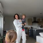 Rafaëlle Roy Instagram – Ça fait un mini bout qu’on commence nos matins comme ça pour connecter ensemble et se connecter à nos propres corps. On se laisse aller et être. On danse librement, on chante, on crie, on rit. Moi, ça honore mon enfant intérieur et ça me fait un bien physique et émotionnel innommables. J’ai aussi remarqué que ma relation avec mes enfants en est grandement améliorée. Juste parce qu’on a cette petite routine qui nous unit. Des liens invisibles qu’on crée et des core memories. Et je les reconnais, petits êtres de lumière aux grandes émotions, capables d’en extérioriser un peu de cette manière-là. Ça m’émeut à chaque fois.
Toi, as-tu implémenté quelque chose avec tes enfants qui a changé votre dynamique/ta perception de la parentalité/la vibe de la famille? ❤️