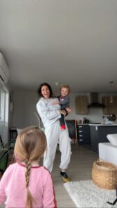 Rafaëlle Roy Instagram - Ça fait un mini bout qu'on commence nos matins comme ça pour connecter ensemble et se connecter à nos propres corps. On se laisse aller et être. On danse librement, on chante, on crie, on rit. Moi, ça honore mon enfant intérieur et ça me fait un bien physique et émotionnel innommables. J'ai aussi remarqué que ma relation avec mes enfants en est grandement améliorée. Juste parce qu'on a cette petite routine qui nous unit. Des liens invisibles qu'on crée et des core memories. Et je les reconnais, petits êtres de lumière aux grandes émotions, capables d'en extérioriser un peu de cette manière-là. Ça m'émeut à chaque fois. Toi, as-tu implémenté quelque chose avec tes enfants qui a changé votre dynamique/ta perception de la parentalité/la vibe de la famille? ❤️
