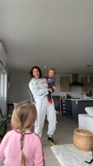 Rafaëlle Roy Instagram - Ça fait un mini bout qu'on commence nos matins comme ça pour connecter ensemble et se connecter à nos propres corps. On se laisse aller et être. On danse librement, on chante, on crie, on rit. Moi, ça honore mon enfant intérieur et ça me fait un bien physique et émotionnel innommables. J'ai aussi remarqué que ma relation avec mes enfants en est grandement améliorée. Juste parce qu'on a cette petite routine qui nous unit. Des liens invisibles qu'on crée et des core memories. Et je les reconnais, petits êtres de lumière aux grandes émotions, capables d'en extérioriser un peu de cette manière-là. Ça m'émeut à chaque fois.

Toi, as-tu implémenté quelque chose avec tes enfants qui a changé votre dynamique/ta perception de la parentalité/la vibe de la famille? ❤️