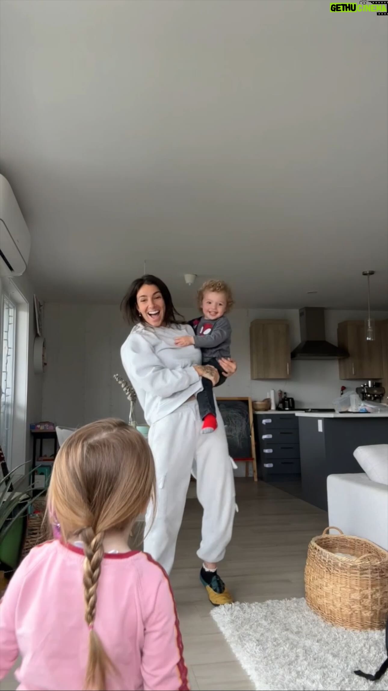 Rafaëlle Roy - 8.2K Likes - Ça fait un mini bout qu'on commence nos matins comme ça pour connecter ensemble et se connecter à nos propres corps. On se laisse aller et être. On danse librement, on chante, on crie, on rit. Moi, ça honore mon enfant intérieur et ça me fait un bien physique et émotionnel innommables. J'ai aussi remarqué que ma relation avec mes enfants en est grandement améliorée. Juste parce qu'on a cette petite routine qui nous unit. Des liens invisibles qu'on crée et des core memories. Et je les reconnais, petits êtres de lumière aux grandes émotions, capables d'en extérioriser un peu de cette manière-là. Ça m'émeut à chaque fois.
Toi, as-tu implémenté quelque chose avec tes enfants qui a changé votre dynamique/ta perception de la parentalité/la vibe de la famille? ❤️