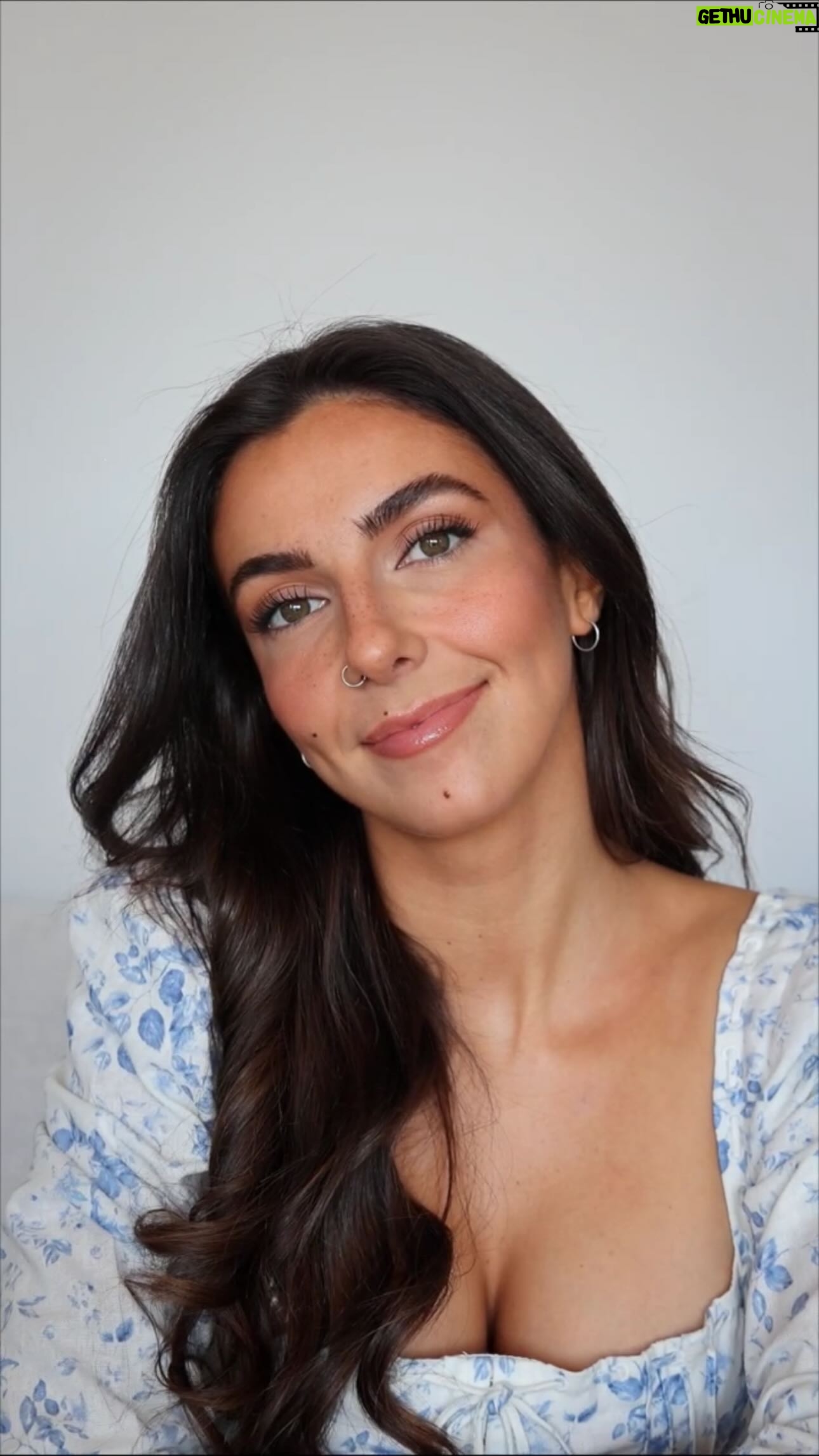 Rafaëlle Roy Instagram - 115 millions d'animaux sont exploités et tués pour les tests, chaque année, à travers le monde. On n'est pas obligé.es d'y participer. Let's do better. Ma routine beauté est, depuis plus de 15 ans, entièrement végane. Tous mes produits sont aussi non testés sur les animaux. Il ne suffit que de s'informer, de s'outiller et de faire graduellement le switch. On a le choix. On a ce pouvoir-là. Voici les produits que j'ai utilisés pour cette mise en beauté: • Cache-cernes: Born This Way de Too Faced • Bronzer/contour & highlight: Double Take de Uoma Beauty (Black-owned company) • Blush: Luminous Putty Blush de E.L.F. • Poudre matifiante: Smooth Out Translucent Setting Powder de Range Beauty (Black-owned company) • Sourcils: Fro-To-Go de Uoma Beauty (Black-owned company) • Palette de fards à paupières: tape-à-l'oeil de Maison Jacynthe (compagnie locale) • Fard en poudre pour mon liner: ombres à paupières minérales Pink Nudes de Pacifica • Mascara: Better Than Sex de Too Faced • Crayon à lèvres: Soft & Precise d'Essence • Gloss: Atelier Sirah (compagnie locale et Black-Owned) Moi, quand je veux acheter un nouveau produit, je demande à Google s'il est cruelty free et végane. J'ai toujours la réponse en quelques secondes. Évidemment, le best, c'est quand c'est déjà indiqué sur l'item ou quand la compagnie l'est par défaut. Regarde pour les certifications officielles (Peta, Cruelty Free International, etc. Y'a un petit lapin! 🐰) Aussi, voici un compte ultra pertinent à suivre: @crueltyfreekitty. Toutes les infos s'y retrouvent. Les animaux ne méritent pas de souffrir pour un coup de pinceau. Merci d'y réfléchir et d'aligner vos actions à vos valeurs 🌱 Chaque geste compte 🌎🤝🏼❤️🐒